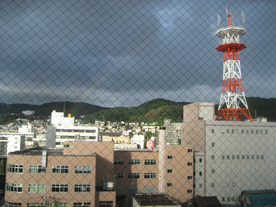 小樽ホテルの窓から虹.png